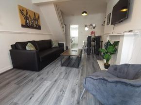 Cozy 2 Bed House - FREE Wifi and Parking - Anfield Liverpool Home